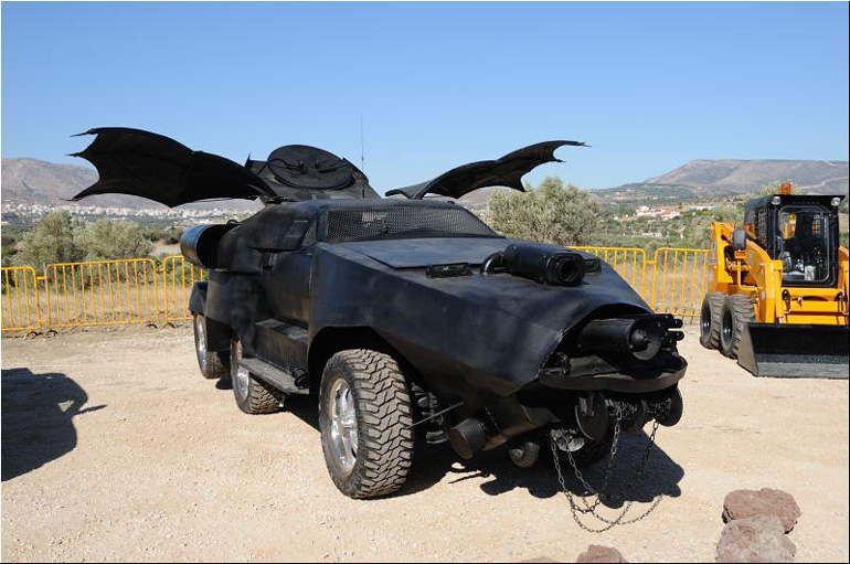 Με τα φτερά ανοιχτά το πλάτος αγγίζει σχεδόν τα 5 μέτρα...