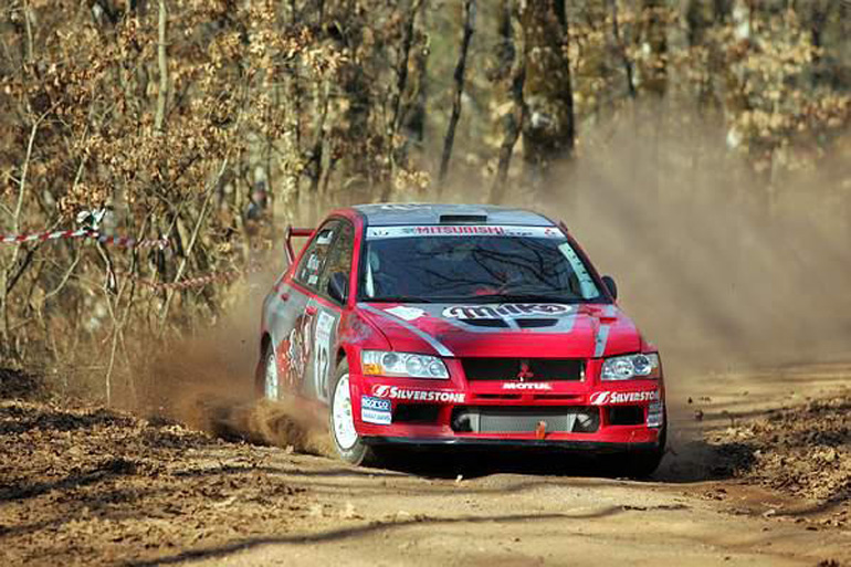 O Μιχάλης Παναγιωτάκης θα καθίσει στο δεξί μπάκετ με οδηγό τον Δημήτρη Κύρκο Junior, έναν οδηγό που στο παρελθόν μας εντυπωσίαζε με τις ικανότητές του...