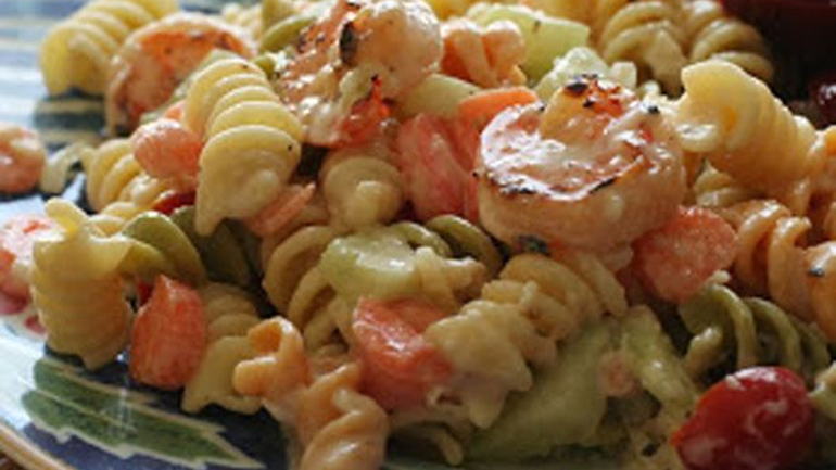 Σαλάτα µε μακαρόνια και γαρίδες