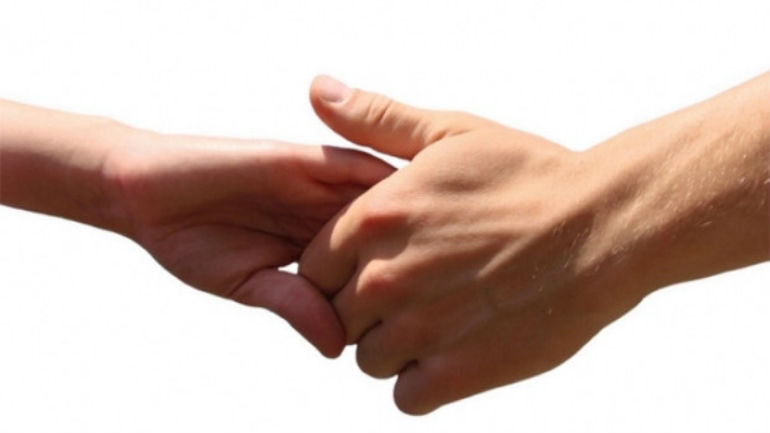 Ηράκλειο: Νεαρό ζευγάρι με δύο μωρά έμεινε στον δρόμο