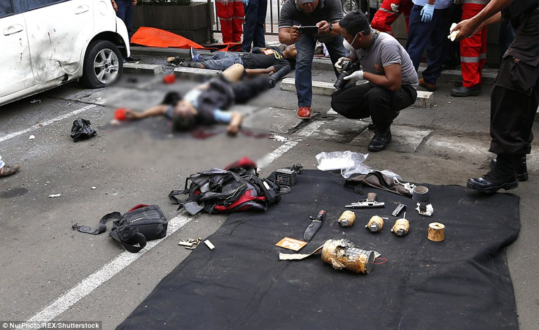 Κάτω δεξιά το οπλοστάσιο των δραστών