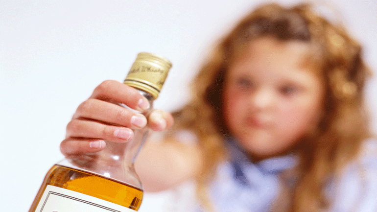 Απαγορευτικό το αλκοόλ έως και τα 15 χρόνια του παιδιού!