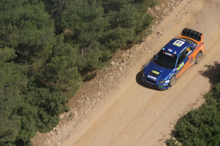 Ένα από τα κορυφαία αγωνιστικά αυτοκίνητα που έφερε στην Ελλάδα για να τρέξει στο Ράλι Ακρόπολις ήταν ένα τελευταίας γενιάς (τότε) Subaru Impreza WRC... (φωτογραφία: Βασίλης Σαρημπαλίδης)