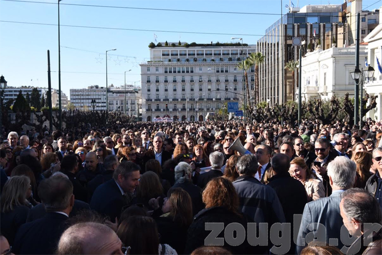 Πλήθος κόσμου έξω από το Κοινοβούλιο