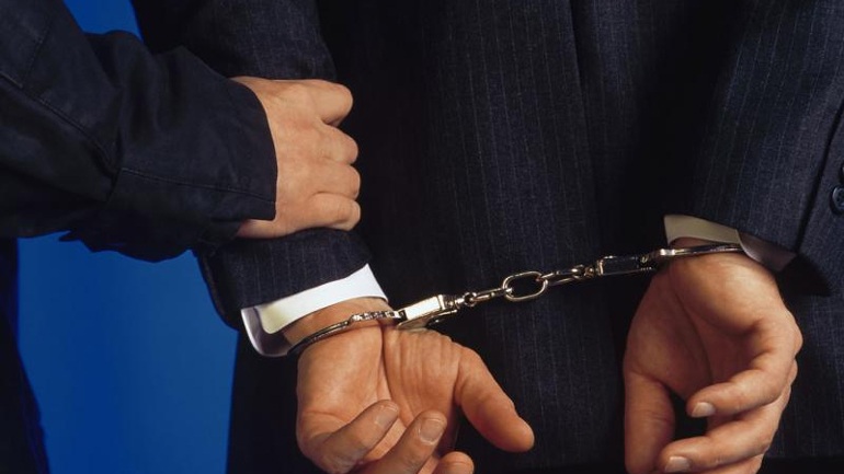 Ναύπακτος: Εμφανιζόταν ως δικηγόρος και αποσπούσε χρηματικά ποσά