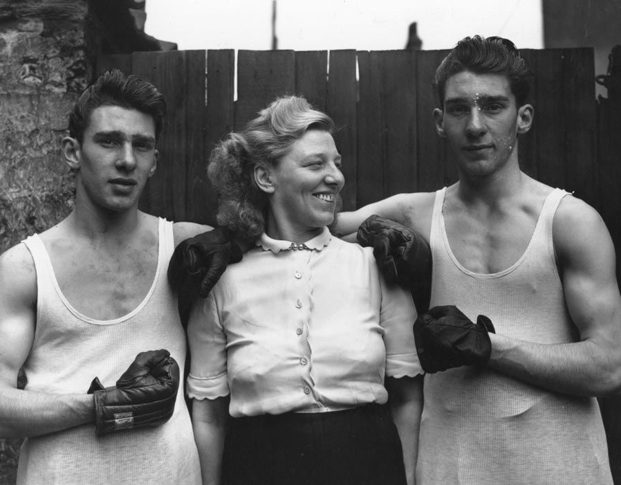 Οι αδερφοί Κρέι μαζί με τη μητέρα τους