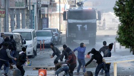 Κούρδοι διαδηλωτές συγκρούονται με την τουρκική αστυνομία  στο Ντιγιάρμπακιρ