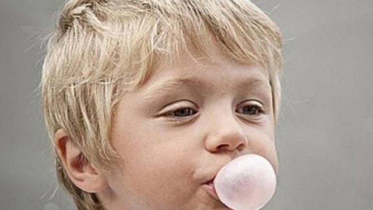 Γιατί δεν πρέπει να αφήνετε το παιδί σας να μασάει τσίχλα;