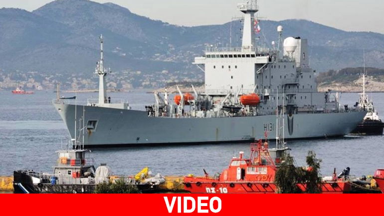 Το βρετανικό HMS Scott H131 στο λιμάνι του Πειραιά