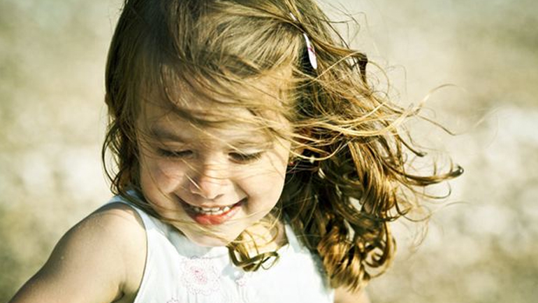 Πώς θα μεγαλώσετε παιδιά με χιούμορ