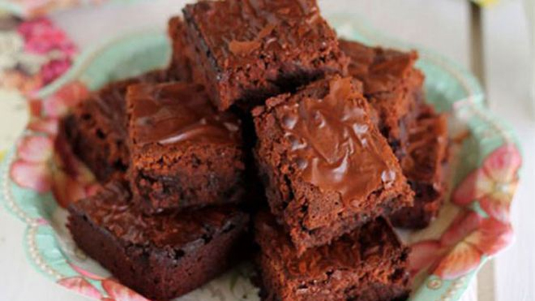 Φτιάξτε πανεύκολο κέικ σοκολάτας μόνο με 4 υλικά!