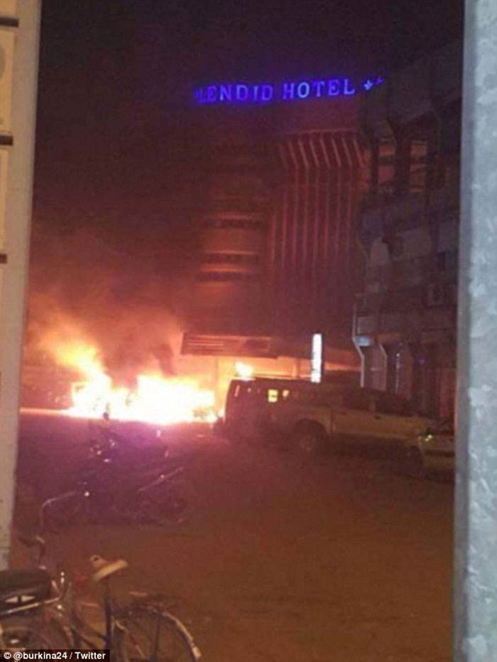 Φωτιά στην είσοδο του ξενοδοχείου