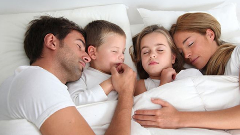 Έρχεται τη νύχτα στο κρεβάτι σας; Tips για να επιστρέψει στο δικό του Έρχεται τη νύχτα στο κρεβάτι σας; Tips για να επιστρέψει στο δικό του