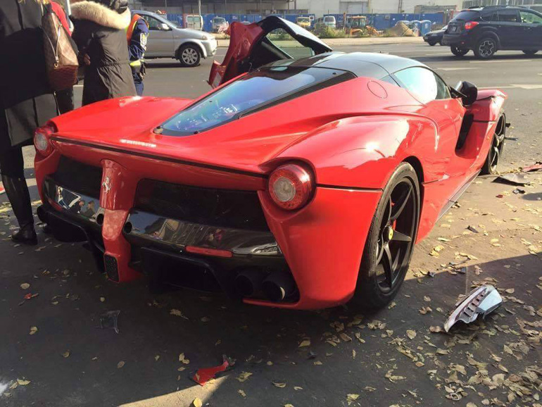 Σπάνιο φαινόμενο να βλέπεις έστω και... διαδικτυακά τρακαρισμένη La Ferrari!