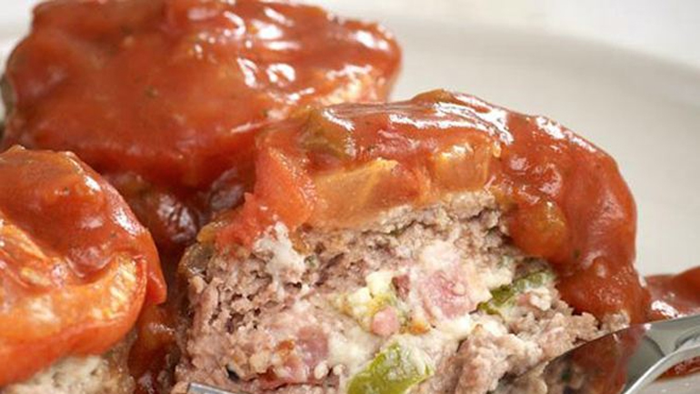 Μπιφτέκια γεμιστά με πικάντικη σάλτσα