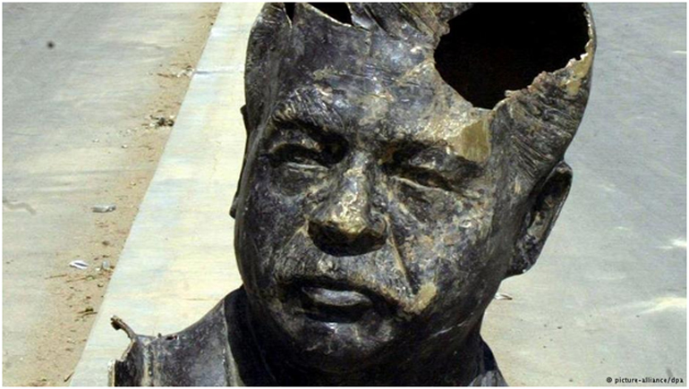 Κατεστραμμένο άγαλμα του Σαντάμ Χουσεΐν