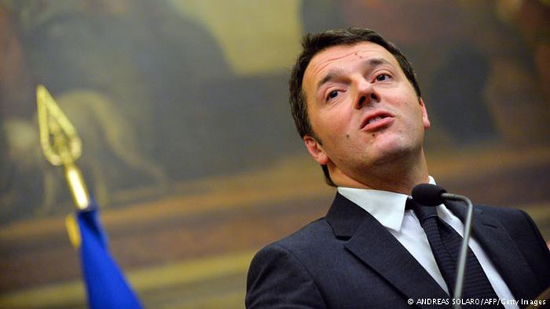 DW: Υπό πίεση ο Ματέο Ρέντσι