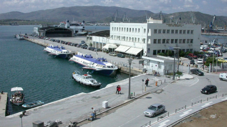 Βόλος: Αποκλείουν το λιμάνι με καΐκια αλιείς και αγρότες Βόλος: Αποκλείουν το λιμάνι με καΐκια αλιείς και αγρότες