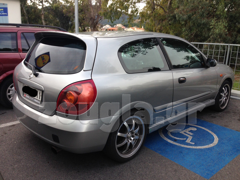 Βρήκε κενή θέση και το πάρκαρε....