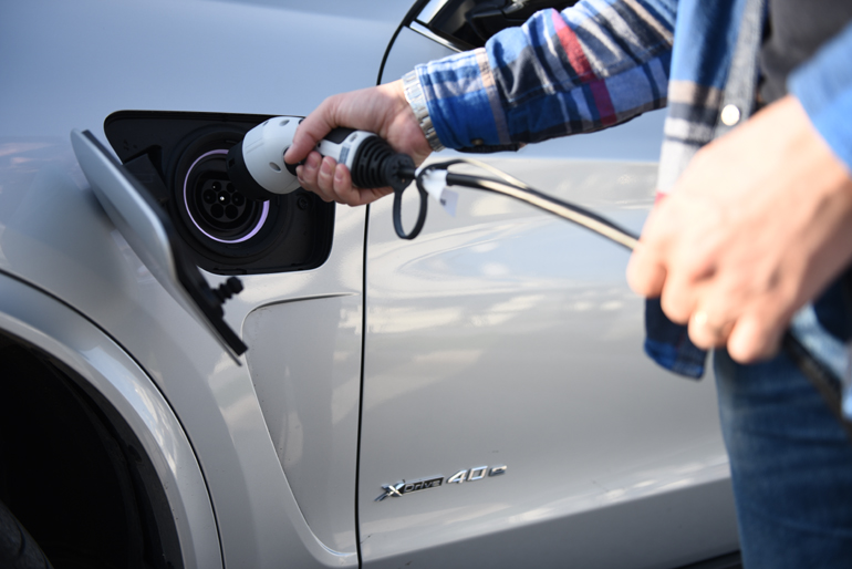 Ρε που... φτάσαμε. Να ψάχνεις πρίζα να φορτίσεις αντί για πρατήριο!!!!