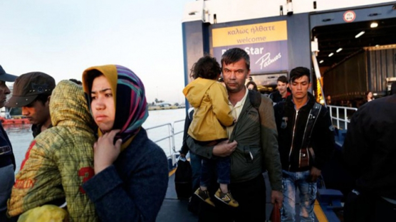 Στο λιμάνι του Πειραιά δύο πλοία με 2.404 μετανάστες