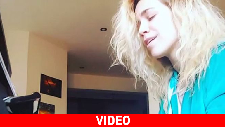 H Στικούδη… εκτελεί στο πιάνο το… «Φιλαράκι»