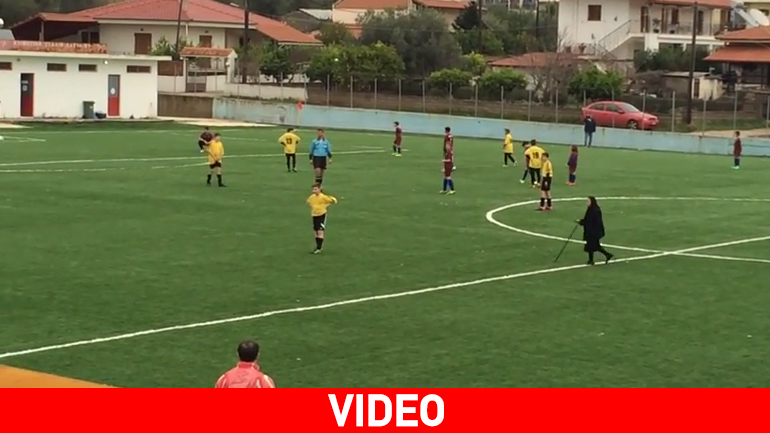 Γιαγιά κόβει βόλτες σε γήπεδο την ώρα του αγώνα