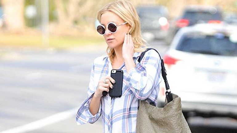 Δείτε πώς συνδύασε το καρό της πουκάμισο η Kate Hudson και πάρτε ιδέες!