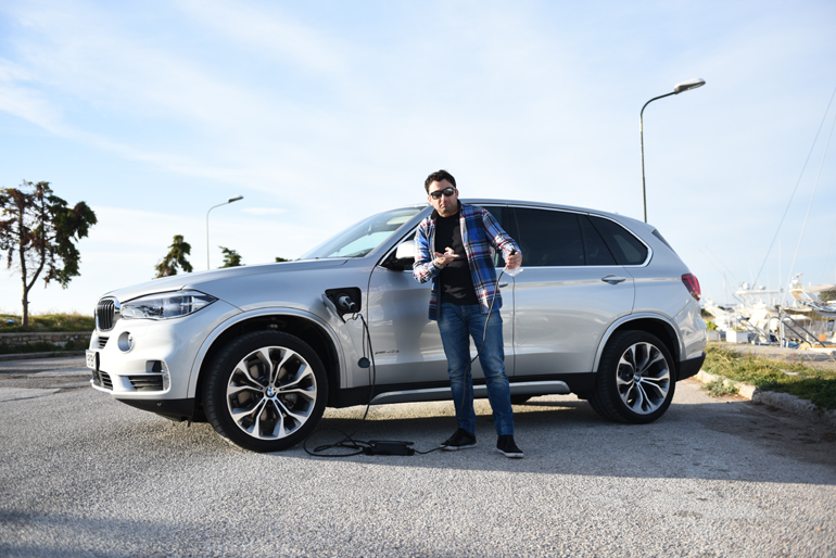 Η BMW X5 40e εφοδιάζεται με κινητήρα 2.0 λίτρων και αυτό διότι συνδυάζεται μκαι με ηλεκτροκινητήρα καθώς μπαίνει και στην πρίζα...