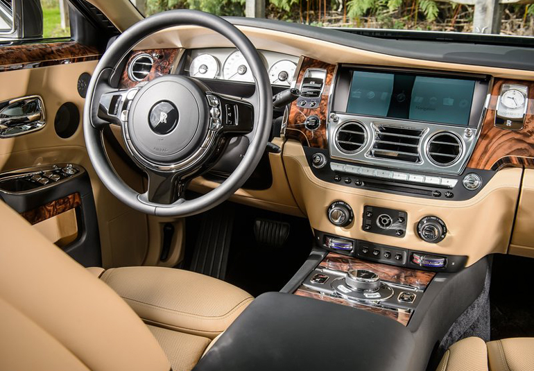 Το εσωτερικό μίας Rolls Royce... Πολυτέλεια στο... φουλ!
