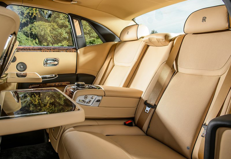 Σε μία Rolls Royce τα πίσω καθίσματα πρέπει να είναι σε άλλο... επίπεδο