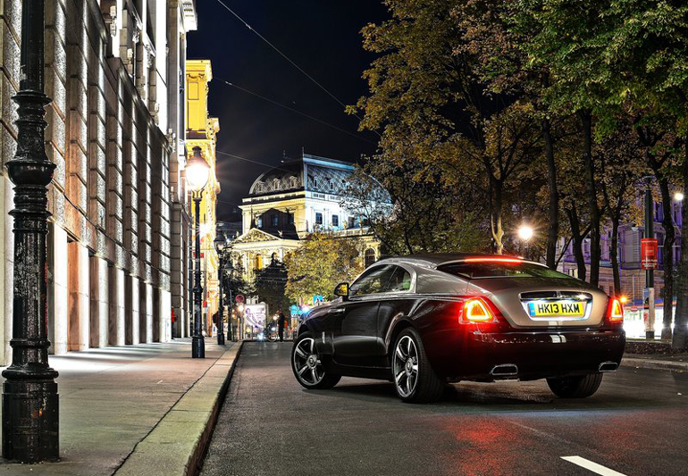 Βλέπεις την coupe Rolls Royce Wraith και σου φεύγουν τα σάλια...