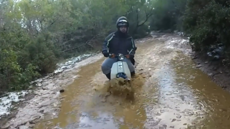 Πέρασμα με... παπάκι!!! Ατρόμητος αναβάτης ο Δημήτρης!