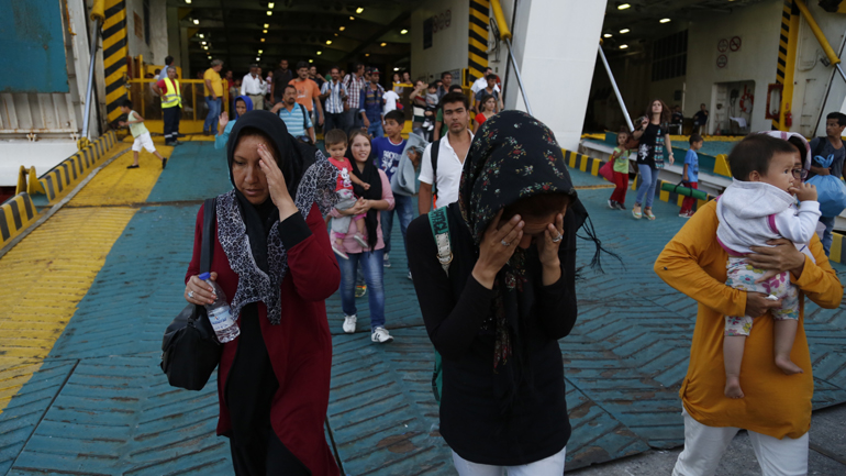 Στο λιμάνι του Πειραιά δύο πλοία με μετανάστες και πρόσφυγες