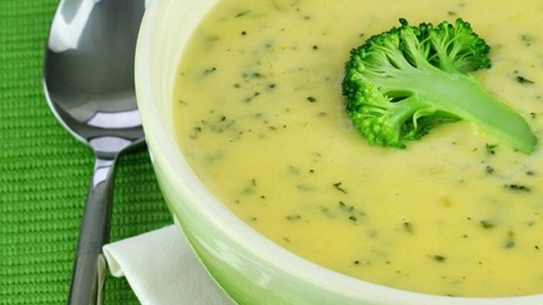 Νόστιμη και ελαφριά βελουτέ σούπα με μπρόκολο