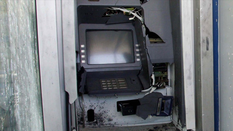 Στις φλόγες ΑΤΜ στον Ν. Κόσμο