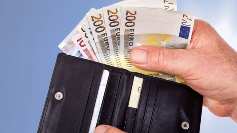 Βρήκε πορτοφόλι, «άδειασε» τις κάρτες και το παρέδωσε στην Αστυνομία!