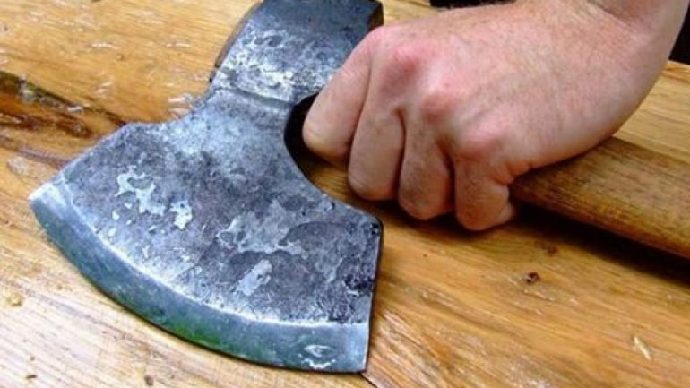 Αχαΐα: Χτύπησε τον επτάχρονο γιο του με τσεκούρι στο κεφάλι