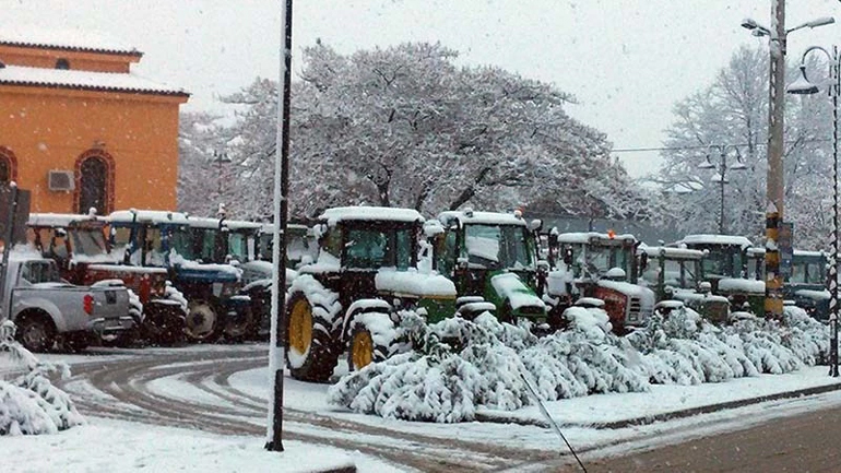 Λάρισα: Αψηφούν τα χιόνια οι αγρότες και στήνουν μπλόκα