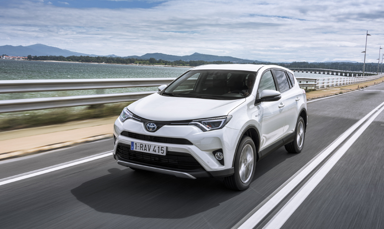 Οι τιμές ξεκινούν από 24.871 ευρώ για το βενζινοκίνητο, από 25.363 ευρώ για το diesel λοα από 33.770 ευρώ για το υβριδικό