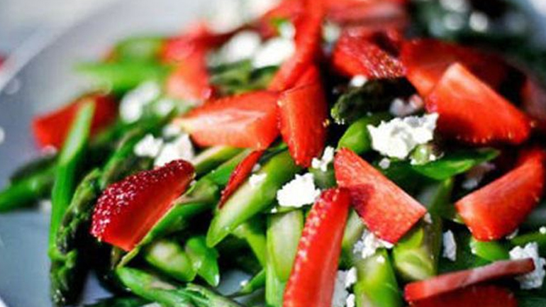 Σαλάτα λαχανικών με φράουλες, κουκουνάρι και κατσικίσιο τυρί