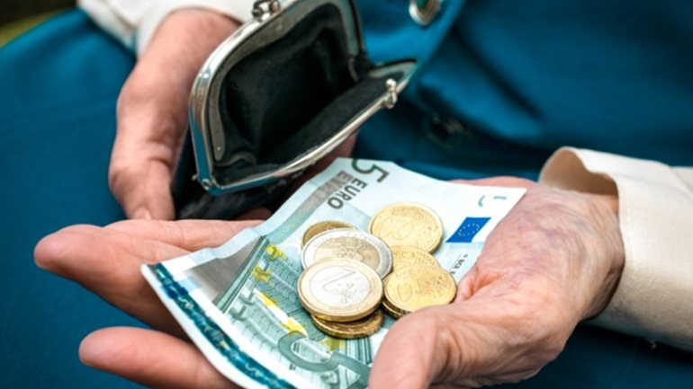 Μειώσεις στις συντάξεις ζητούν οι Θεσμοί