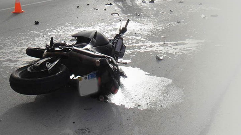 Φορτηγό παρέσυρε νεαρό με μηχανάκι στο Αιγάλεω