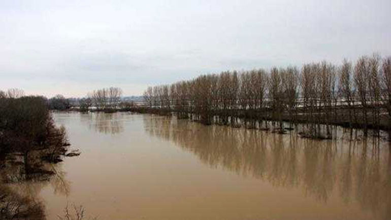 Φουσκώνουν τα νερά στον Έβρο προκαλώντας έντονες ανησυχίες
