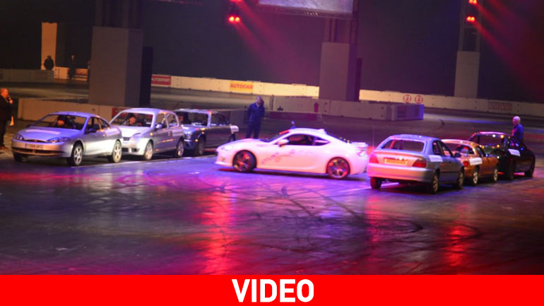 Ντριφτάρει και παρκάρει πιο γρήγορα από τη σκιά του!