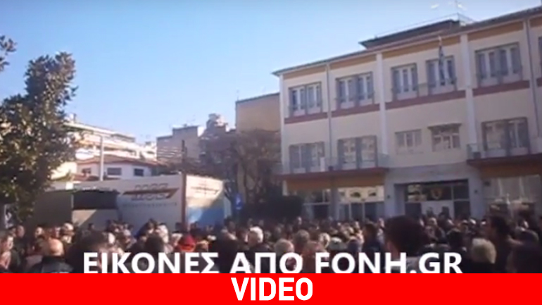 Σέρρες: Αγρότες έκαψαν τη σημαία του ΣΥΡΙΖΑ και πέταξαν αυγά