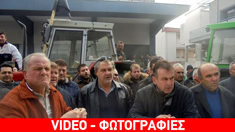 Αγρότες «μπούκαραν» στην Εφορία Κατερίνης