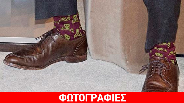 Οι κάλτσες με νεκροκεφαλές του πολιτικού που ξεσήκωσαν τα social media!