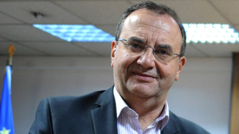 «Η κυβέρνηση δεν εργάζεται για μας και τα παιδιά μας, αλλά για τους δανειστές της χώρας»