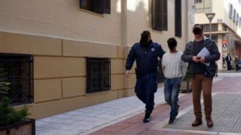 Αχαΐα: Προφυλακιστέος ο 30χρονος που τραυμάτισε με τσεκούρι γιαγιά και εγγονή